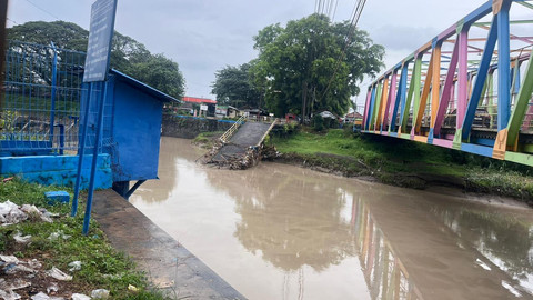 Suasana tanggul dan jembatan lama Ekoproyo yang ambruk akibat banjir di Talang, Tegal, Jawa Tengah, Senin (16/2). Foto: Nasywa Athifah/kumparan
