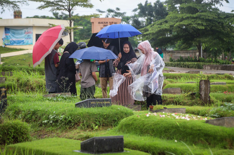 Sejumlah peziarah memadati Taman Pemakaman Umum (TPU) COVID-19 Rorotan, Cilincing, Jakarta Utara, Senin (16/2/2026). Foto: Iqbal Firdaus/kumparan