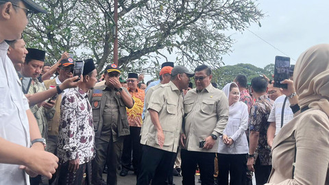 Ketua MPR Ahmad Muzani meninjau jembatan dan tanggul Ekoproyo, Talang, Tegal, Senin (16/2). Foto: Nasywa Athifah/kumparan