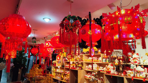 Salah satu toko di Medan yang menjual pernak-pernik Imlek, Senin (16/2). Foto: Amar Marpaung/kumparan