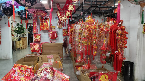 Salah satu toko di Medan yang menjual pernak-pernik Imlek, Senin (16/2). Foto: Amar Marpaung/kumparan