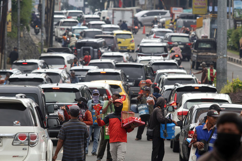 Kepadatan kendaraan menuju kawasan wisata Puncak, Gadog, Kabupaten Bogor, Jawa Barat, Senin (16/2/2026). Foto: ANTARA FOTO/Yulius Satria Wijaya