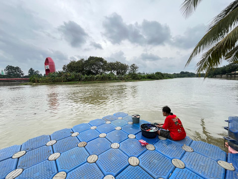 Warga yang mencuci baju di Sungai Ciasadane. Dok: kumparan