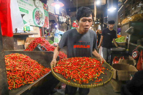 Aktivitas jual beli Cabai Rawit di Pasar Senen, Jakarta, Senin (16/2/2026). Foto: Iqbal Firdaus/kumparan