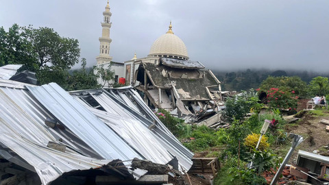 Banyak bangunan yang rusak akibat terdampak tanah bergerak di Desa Padasari, Jatinegara, Tegal, Senin (16/2). Foto: Nasywa Athifah/kumparan