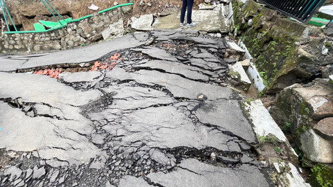 Kondisi jalan yang rusak terdampak tanah bergerak di Desa Padasari, Jatinegara, Tegal, Senin (16/2). Foto: Nasywa Athifah/kumparan