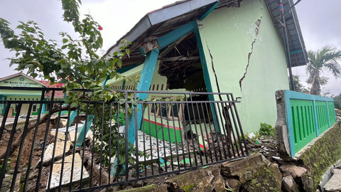Suasana lokasi terdampak tanah bergerak di Desa Padasari, Jatinegara, Tegal, Senin (16/2). Foto: Nasywa Athifah/kumparan