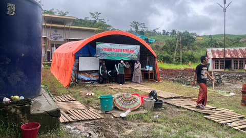 Suasana posko untuk warga terdampak tanah bergerak di Desa Padasari, Jatinegara, Tegal, Senin (16/2). Foto: Nasywa Athifah/kumparan