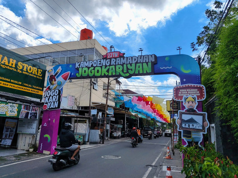 Gapura "Kampoeng Ramadhan Jogokariyan" di Jogokariyan, Kota Yogyakarta, sebelum rusak tersenggol truk. Foto: Arfiansyah Panji/kumparan