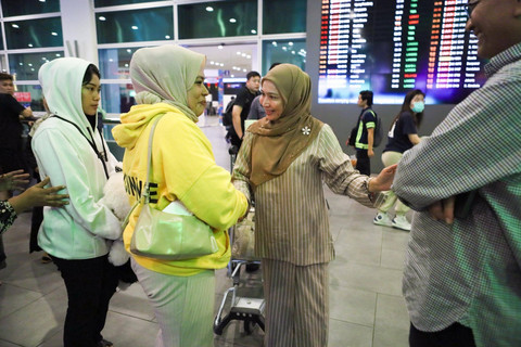 Norida Akmal Ayob bersama putrinya tiba di KLIA2. Foto: Facebook/Shamsul Anuar Nasarah