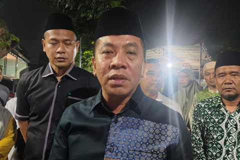 Bupati Karawang Aep Syaepuloh mengunjungi rumah duka korban kecelakaan kontainer maut di Perumahan CKM Desa Bengle, Kecamatan Majalaya, Senin (16/2/2026). Foto: Dok. Istimewa