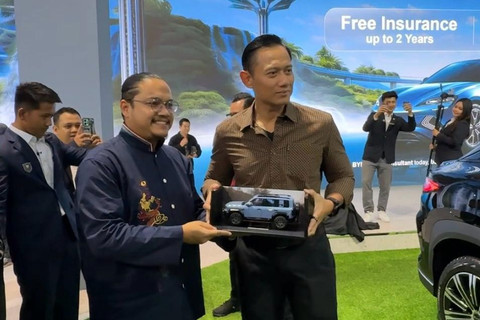 Menko Infrastruktur dan Pembangunan Kewilayahan, Agus Harimurti Yudhoyono (AHY) saat berkunjung ke booth BYD di IIMS 2026. Foto: Fitra Andrianto/kumparan