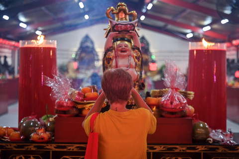Warga keturunan Tionghoa bersembahyang malam pergantian tahun baru Imlek di Wihara Dharma Bakti, Petak Sembilan, Jakarta, Senin (16/2/2026). Foto: Bayu Pratama S/ANTARA FOTO