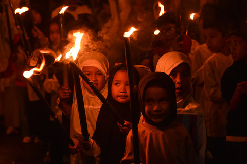 Para penyintas bencana membawa obor mengelilingi perkampungan di Nagari Sungai Batang, Agam, Sumatera Barat, Senin (16/2/2026). Foto: Wahdi Septiawan/ANTARA FOTO