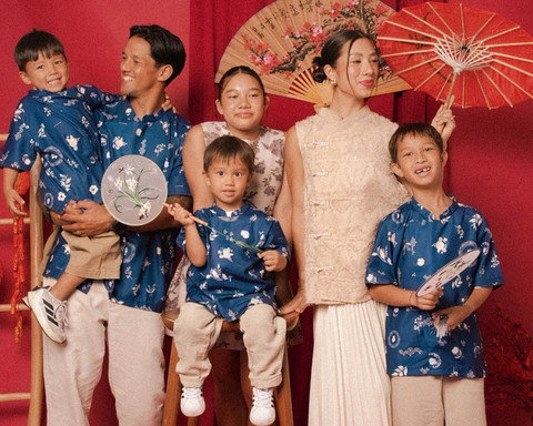 Keluarga Irfan dan Jennifer Bachdim melakukan pemotretan bergaya Imlek Foto: Dok. Instagram @jenniferbachdim