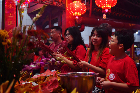 Warga keturunan Tionghoa menjalankan ibadah di Klenteng Dewi Kwan Im, Palembang, Sumatera Selatan, Selasa (16/2/2026). Foto: Angga Palguna/Antara Foto