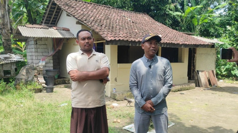 Pemerintah Provinsi Nusa tenggara barat bersama aparatur Desa Bejelo, Kecamatan Jonggat Kabupaten Lombok Tengah saat menyambangi kediaman mantan suami Norida Akmal Ayob (45). Foto: Dok. kumparan