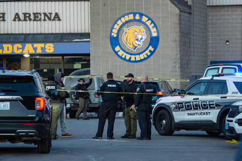 Garis polisi terpasang di depan Arena Es Pawtucket, Rhode Island, setelah penembakan terjadi pada 16 Februari 2026. Foto: Joseph Prezioso/AFP