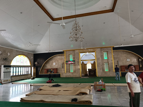 Kegiatan pembersihan langit-langit Masjid Raya Al-Isra, Jakarta Barat pada Selasa (17/2). Foto: Ryan Iqbal/kumparan