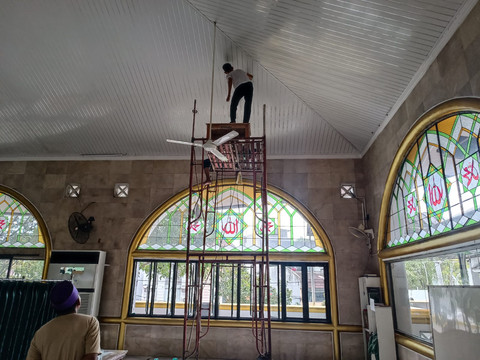 Kegiatan pembersihan langit-langit Masjid Raya Al-Isra, Jakarta Barat pada Selasa (17/2). Foto: Ryan Iqbal/kumparan