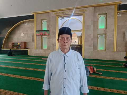 Eman Herman (61), Ketua DKM Masjid Raya Al-Isra, Jakarta Barat saat ditemui pada Selasa (17/2). Foto: Ryan Iqbal/kumparan