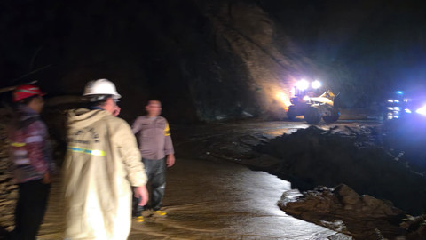 8 titik jalan yang sempat lumpuh kini bisa dilalui oleh kendaraan di Tapanuli Tengah, Senin (16/2).  Foto: Dok. Humas Polres Tapteng