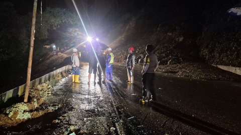 8 titik jalan yang sempat lumpuh kini bisa dilalui oleh kendaraan di Tapanuli Tengah, Senin (16/2).  Foto: Dok. Humas Polres Tapteng