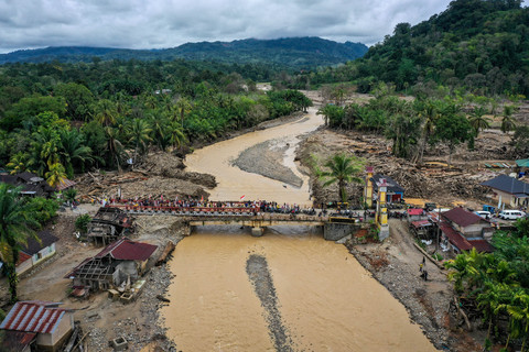 Foto udara warga melakukan perbaikan Jembatan Bailey 1 Garoga, Batang Toru, Tapanuli Selatan, Sumatera Utara, Selasa (17/2/2026). Foto: Sulthony Hasanuddin/ANTARA FOTO 