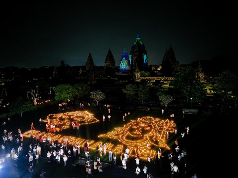 Sebanyak 1.008 dipa atau pelita dinyalakan membentuk figur Dewa Ganesha dan Dewa Shiva serta tulisan 