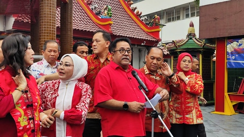Wagub Jakarta, Rano Karno, menyampaikan keterangan usai meninjau Klenteng Bio Hok Tek Tjeng Sin, Jalan Toapekong, Kebayoran Lama, Jakarta Selatan, Selasa (17/2/2026). Foto: Jonathan Devin/kumparan