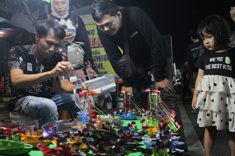 Masyarakat menyambangi tradisi Dandangan yang digelar di sepanjang Jalan Sunan Kudus dan kawasan Alun-alun Simpang Tujuh Kudus, Jawa Tengah pada Selasa (17/2/2026). Foto: Vega Ma'arrijil Ula/kumparan