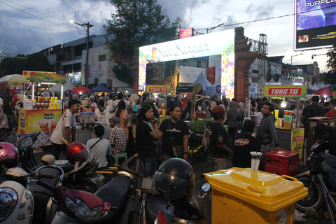 Masyarakat menyambangi tradisi Dandangan yang digelar di sepanjang Jalan Sunan Kudus dan kawasan Alun-alun Simpang Tujuh Kudus, Jawa Tengah pada Selasa (17/2/2026). Foto: Vega Ma'arrijil Ula/kumparan