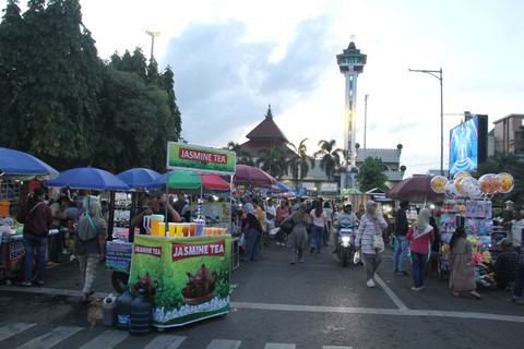 Masyarakat menyambangi tradisi Dandangan yang digelar di sepanjang Jalan Sunan Kudus dan kawasan Alun-alun Simpang Tujuh Kudus, Jawa Tengah pada Selasa (17/2/2026). Foto: Vega Ma'arrijil Ula/kumparan