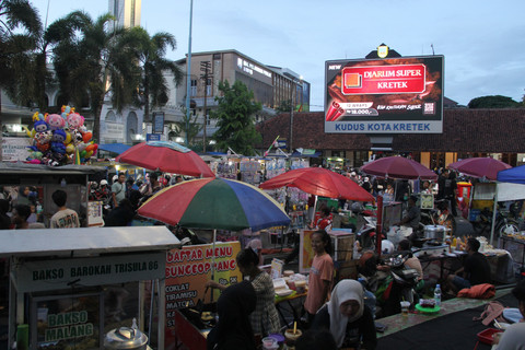 Masyarakat menyambangi tradisi Dandangan yang digelar di sepanjang Jalan Sunan Kudus dan kawasan Alun-alun Simpang Tujuh Kudus, Jawa Tengah pada Selasa (17/2/2026). Foto: Vega Ma'arrijil Ula/kumparan