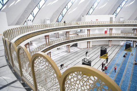 Petugas membersihkan tiga lantai ruang salat di Masjid Negara IKN. Foto: M Risyal Hidayat/ANTARA