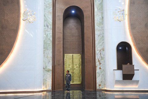 Petugas berjalan di dalam Masjid Negara IKN, dua hari sebelum Ramadan, Selasa (17/2/2026). Foto: M Risyal Hidayat/ANTARA