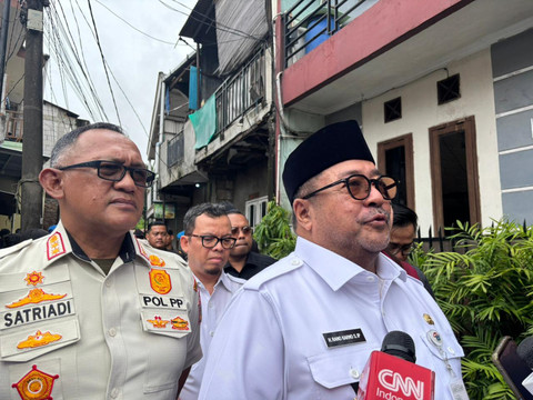 Kasatpol PP DKI Jakarta Satriadi Gunawan dan Wagub DKI Jakarta Rano Karno usai kegiatan peletakan batu pertama program bedah rumah di Cengkareng, Jakbar pada Rabu (18/2). Foto: Amira Nada Fauziyyah/kumparan