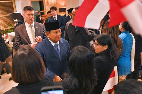 Presiden Prabowo Subianto (kedua kiri) disambut diaspora saat tiba di hotel di Washington DC, Amerika Serikat, Selasa (17/2/2026).  Foto: Hafidz Mubarak A/ ANTARA FOTO