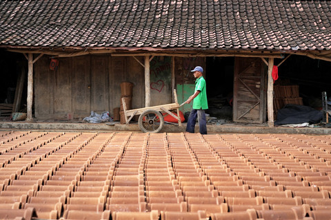 Perajin genteng tradisional tengah bekerja memproduksi genteng tradisional di Polokarto, Kabupaten Sukoharjo, Jawa Tengah. Foto: Dok. Bakom RI