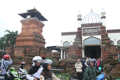 Kegiatan Tabuh Beduk Dandang di atas Menara Kudus, Kabupaten Kudus, Jawa Tengah, Rabu (18/2/2028). Foto: Vega Ma'arrijil Ula/kumparan