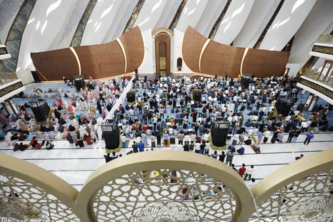 Jemaah berdatangan ke Masjid Negara IKN. Foto: Aditia Noviansyah/kumparan