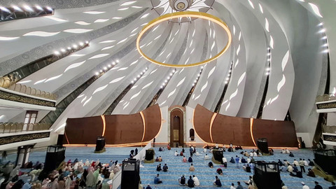 Jemaah berdatangan ke Masjid Negara IKN jelang Tarawih pertama Ramadan 1447 Hijriah. Foto: Aditia Noviansyah/kumparan