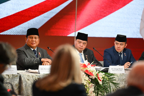 Presiden Prabowo Subianto (kiri) didampingi Menko Perekonomian Airlangga Hartarto (tengah) dan Sekretaris Kabinet Teddy Indra Wijaya (kanan) memberikan sambutan saat Bussines Summit di Washington DC, Amerika Serikat, Rabu (18/2/2026). Foto: Hafidz Mubarak A/ANTARA FOTO