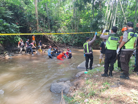 Mayat perempuan muda di sungai di Malang, ditemukan dalam kondisi tangan terikat dan mulut tersumpal. Foto: Dok. Polsek Jabung