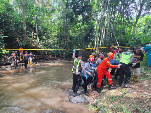 Mayat perempuan muda di sungai di Malang, ditemukan dalam kondisi tangan terikat dan mulut tersumpal. Foto: Dok. Polsek Jabung