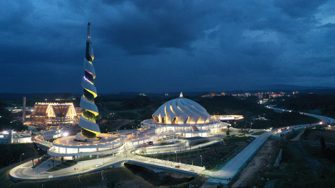 Foto udara Masjid Negara IKN berdampingan dengan Basilika Nusantara. Foto: M Risyal Hidayat/ANTARA
