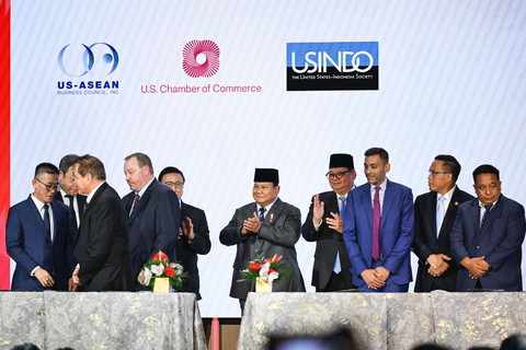 Presiden Prabowo Subianto bersama Menko Perekonomian Airlangga Hartarto menyaksikan penandatangan nota kesepahaman (MoU) antara Pertamina dengan Halliburton saat Bussines Summit Gala Iftar Dinner di Washington DC, AS, Rabu (18/2/2026). Foto: Hafidz Mubarak A/ANTARA FOTO