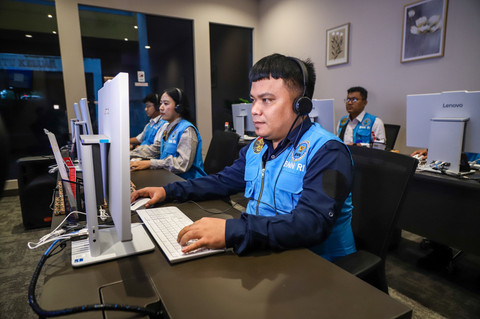 Staf pekerja melayani laporan warga di  Kantor Call Centre BNN RI, Jakarta, Kamis (19/2/2026). Foto: Iqbal Firdaus/kumparan