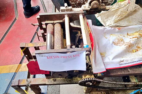 Barang Bukti yang diamankan Polda Jabar dalam Tindakan Pidana Pangan berupa bahan baku pembuatan mie, Kamis (19/2). Foto: Abisatya/kumparan