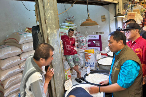 Pemimpin Wilayah Perum Bulog Jakarta-Banten, Taufan Akib di Pasar Koja Baru, Jakarta Utara, Kamis (19/2). Foto: Rayyan/Kumparan